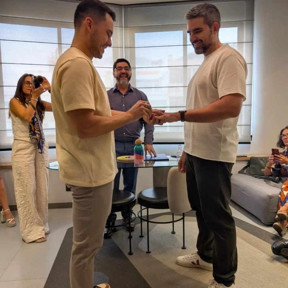Maurício e João Paulo trocam alianças diante do celebrante
